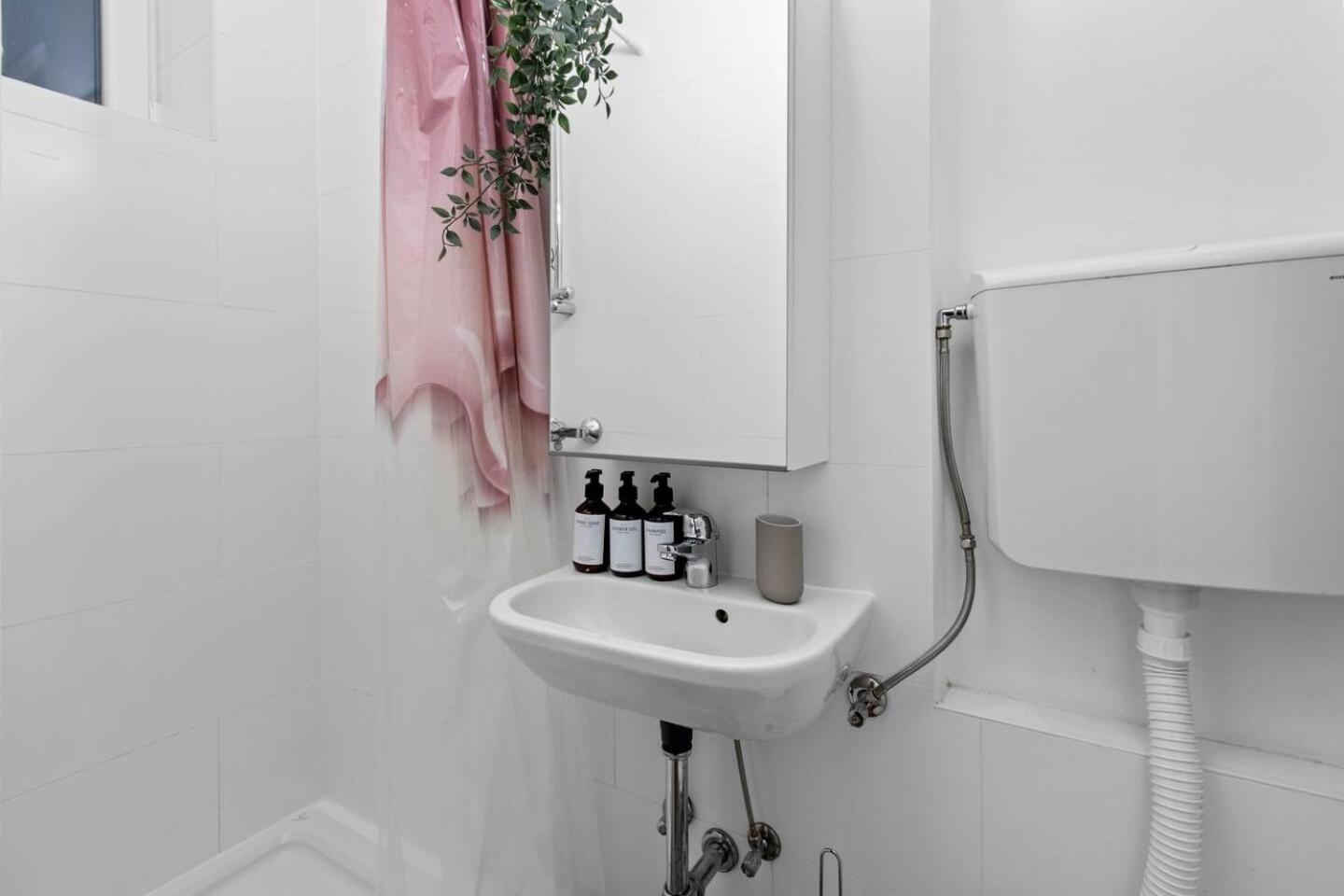 Apartment Apartment, Central, 2 Min To U1 Keplerplatz, Monthly Only *