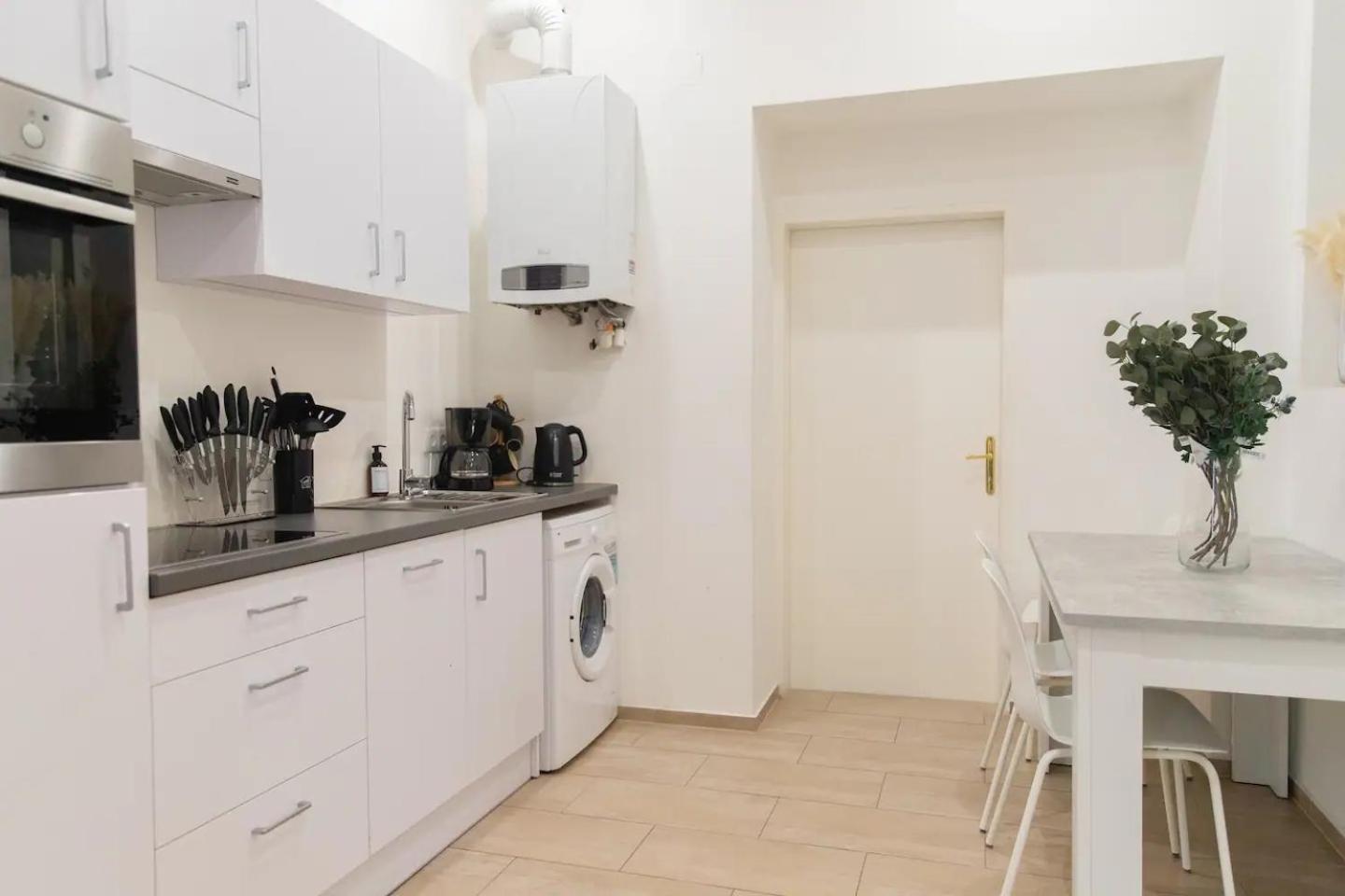 Apartment, Central, 2 Min To U1 Keplerplatz, Monthly Only *
